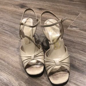 Vintage Salvatore Ferragamo cream colored heels. Cream colour in size 9.5.